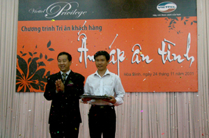 Lãnh đạo Tập đoàn Viettel trao giải Nhất một máy tính xách tay cho khách hàng Nguyễn Như Minh tại TP Hòa Bình.